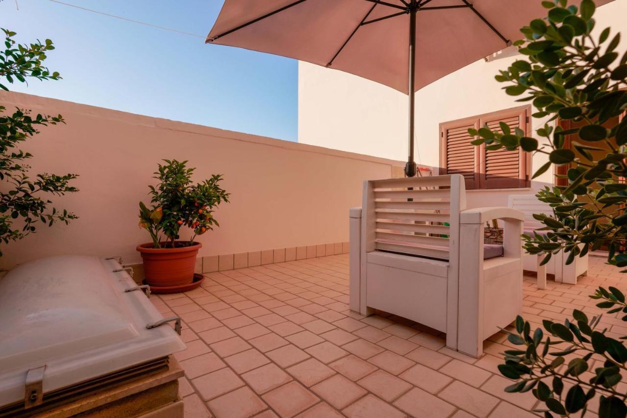 Bed And Breakfast Cairoli Exclusive Room San Pietro Vernotico Exterior foto