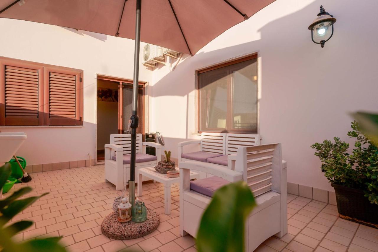 Bed And Breakfast Cairoli Exclusive Room San Pietro Vernotico Exterior foto